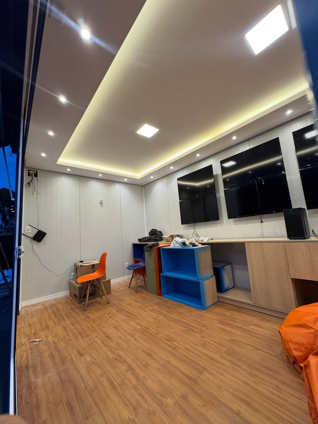 Interior do escritório da Rota Smart durante a preparação do espaço.
