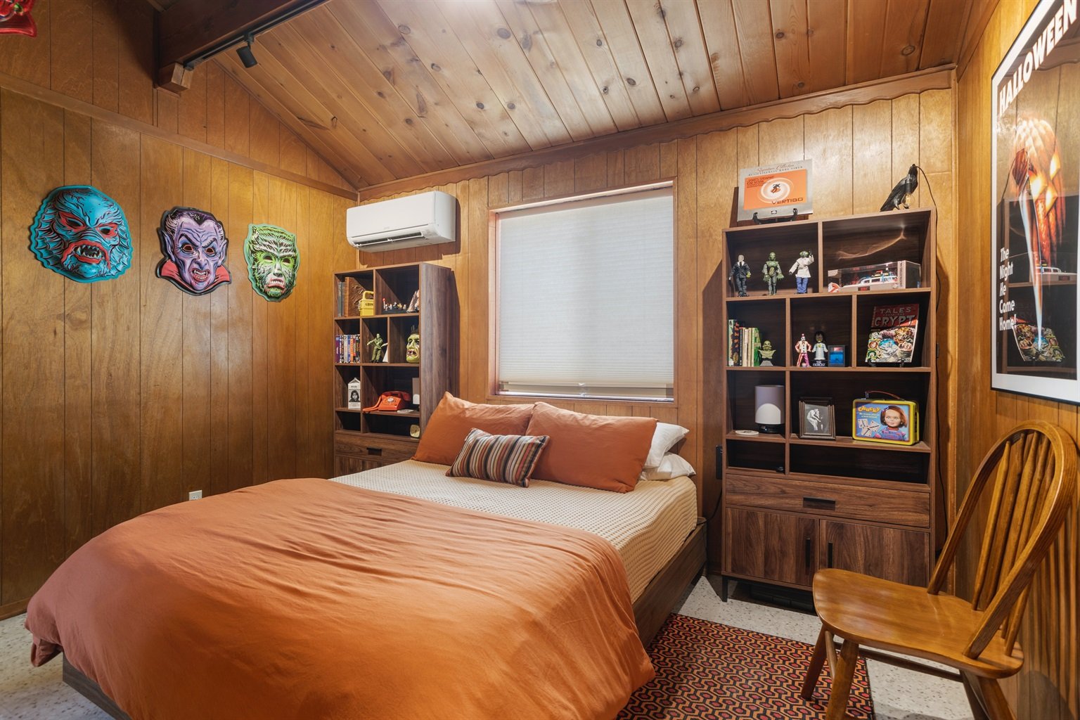Interior de uma cabana temática em Big Bear Lake, Califórnia, incluída no comunicado da plataforma.