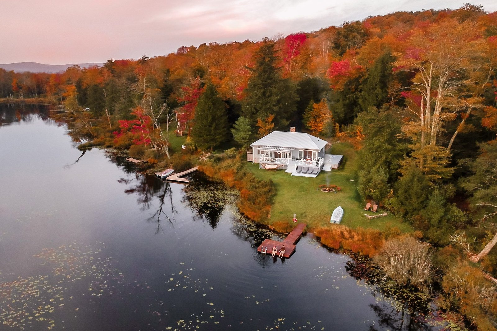 Acomodação junto ao lago em Livingston Manor, Nova York, fotografada para a seleção publicada pelo Airbnb.